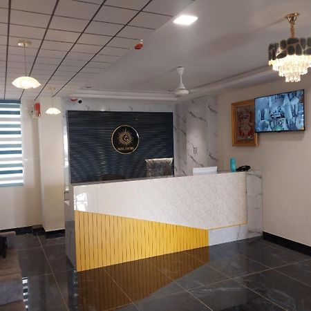 Hotl Sunsky Hotel Vadodara Buitenkant foto