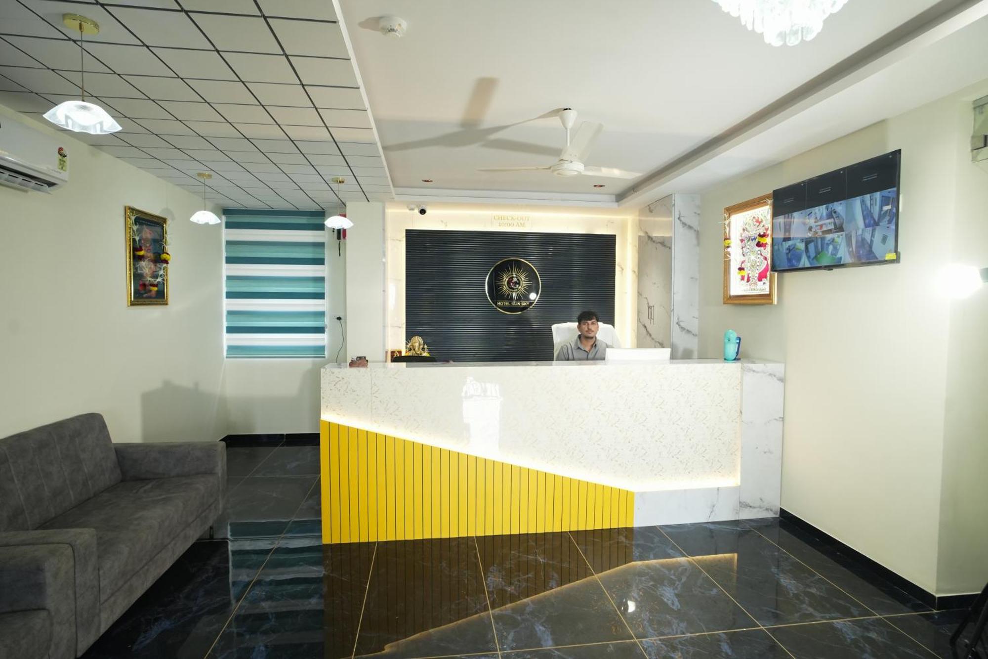 Hotl Sunsky Hotel Vadodara Buitenkant foto