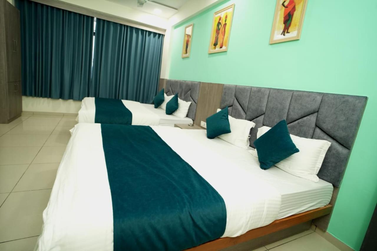 Hotl Sunsky Hotel Vadodara Buitenkant foto