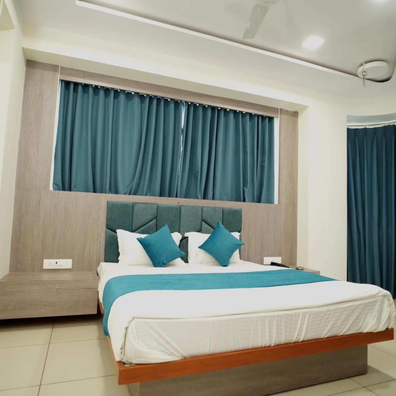 Hotl Sunsky Hotel Vadodara Buitenkant foto